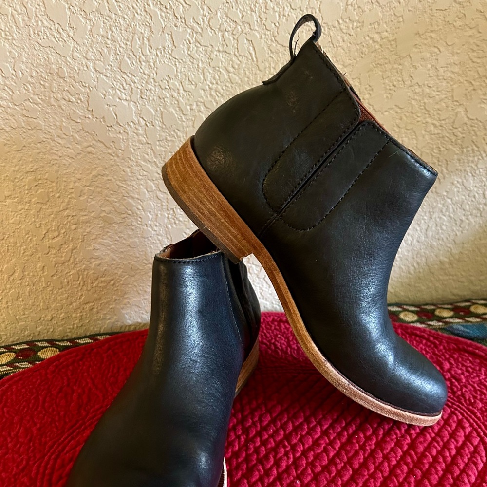 KorkEase Velma Black Leather Ankle Boots Size 7 Gem